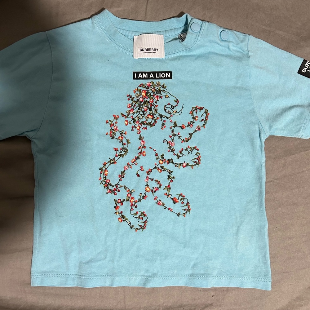 Burberry lion tshirt